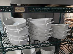 lot 151 image: Lot of 13 Bruntmor Oval Porcelain Deep Dish Au Gratin Baking Pans
