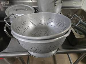 lot 161 image: Lot of 2 Large Aluminum Footed Collanders