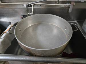 lot 162 image: Large DON 1025319 30qt (20) Aluminum Choice Brazier