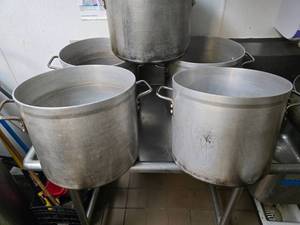 lot 165 image: Lot of 2 Large DON 1025323 24qt Aluminum Stock Pots