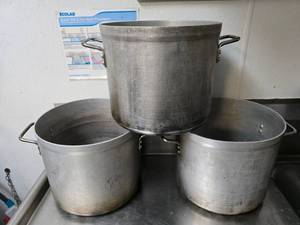 lot 166 image: Lot of 3 Large DON 1025323 24qt Aluminum Stock Pots