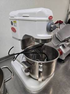 lot 185 image: Avantco MIX8WH White 8qt Bowl Lift Countertop Mixer