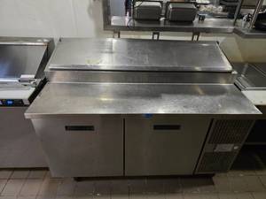 lot 209 image: Randell Refrigerated Prep Table.&nbsp UNIT ROLLS FOR EASY REMOVAL.
