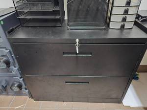 lot 217 image: 2-Drawer Locking Lateral File Cabinet w Keys