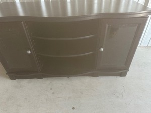 lot 33 image: Black TV cabinet with 2 cabinet shelves and glass front doors   264818 in size-