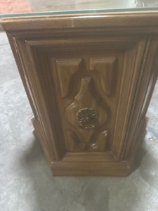 lot 47 image: Octagonal 24 21 side table with 1 shelf, has glass