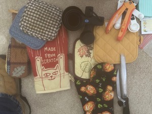 lot 167 image: fall dcor and kitchen mittens