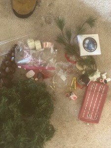 lot 175 image: Christmas dcor - GREENERY, ORNAMENTS , PINE CONES