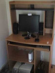lot 29 image: small desk ( no contents in picture is included) just the small desk
