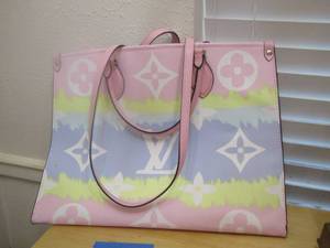 lot 119 image: LV womens purse new unsure of authentacy