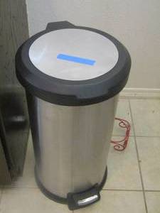 lot 121 image: TRASH CAN W foot lift- Clean