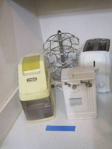 lot 125 image: toaster- can opener- ice machine- curege pod holder