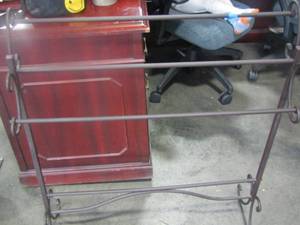 lot 75 image: 3731 metal quilt rack