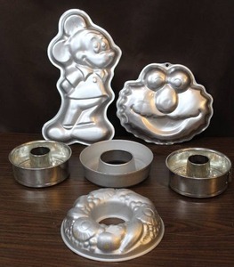 lot 4 image: cake baking pans