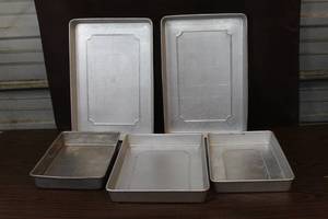 lot 5 image: cake baking pans