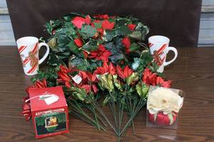 lot 11 image: lot of floral decors and more see pic
