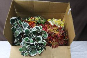lot 17 image: lot of floral decor