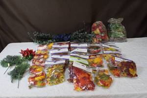 lot 20 image: floral decor lot