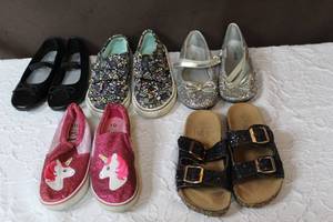 lot 54 image: little girls shoes size 10 to 12