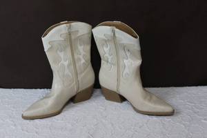lot 73 image: Size 7 12 boots