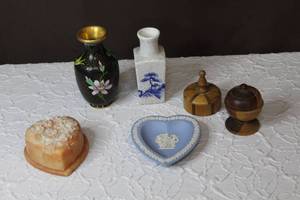 lot 143 image: Mixed lot heart-shaped jewelry or trinket boxChinese Cloisonn Hand-Painted Flower Vase hand-painted Chinese crackle-glaze vase and much more see pictures