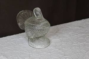 lot 149 image: This is an L.E. Smith Turkey Candy Dish, a vintage clear glass covered dish shaped like a turkey.