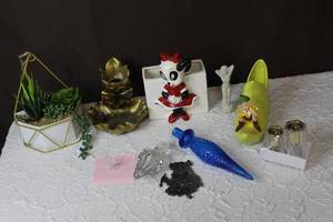 lot 154 image: Mixed lot of figures the last few pictures show close ups of the small hand blown butterfly figure on the pink paper