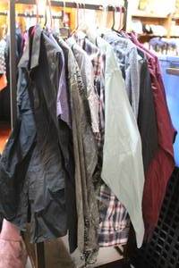 lot 166 image: Mixed lot of mens button-up shirts ranging in sizes small to large