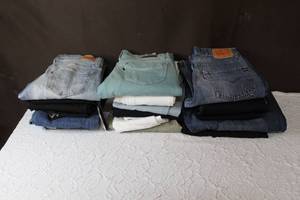 lot 174 image: Mixed lot of jeans size 0 and up there is brands like Levis and more