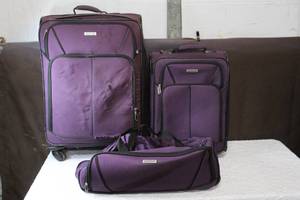 lot 185 image: Three-piece luggage set the bigger one has a little where on the outside as seen in pictures