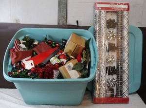 lot 208 image: Tote full of Christmas
