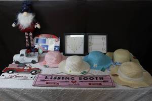 lot 223 image: Home decor and 3- kids sun hats and 2- adult sun hats