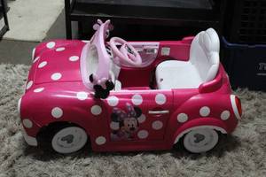 lot 236 image: Minnie mouse car needs new battery and charger