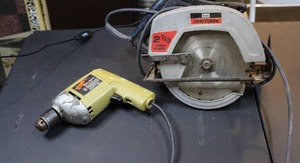 lot 288 image: Craftsman skilsaw and black and Decker drill