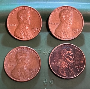 lot 195 image: Four (4) Big Number 3.1 Gram 1982-D Lincoln Memorial Cent