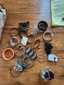 lot 49 image: Selection of jewelry - bracelets