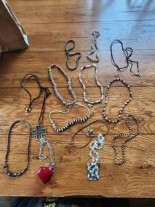lot 58 image: Selection of jewelry - necklaces