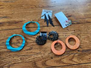 lot 111 image: Selection of jewelry - earrings