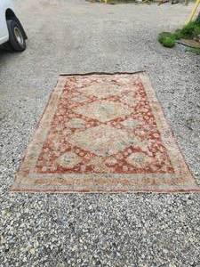 lot 39 image: Large area rug - 93x119