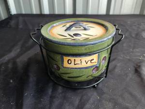 lot 91 image: Ceramic lidded dish with wire rack