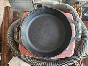lot 54 image: Lodge cast iron pan