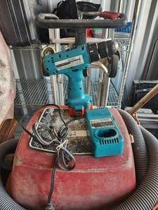 lot 88 image: Makita drill with charger