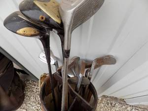 lot 437 image: GOLF CLUBS IN A BAG -- WOODS - HI SLECTOR, HOGAN, TOUR SELECT   - IRONS - APEX  (RUSTY)