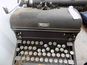lot 426 image: VINTAGE ROYAL MANUAL TYPEWRITER