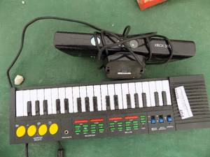 lot 404 image: SMALL KEYBOARD PLUS    X-BOX 360  S CONSOLE