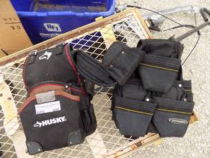 lot 406 image: HUSKY TOOL BAG & VOYAGER ON A BELT