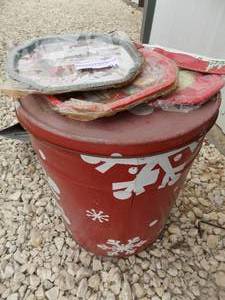lot 374 image: CHRISTMAS METAL BUCKET W 3 SETS OF SNACK TRAYS