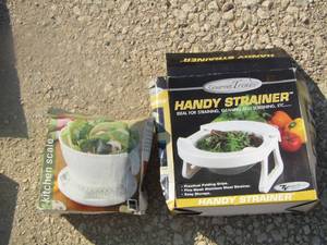 lot 68 image: Handy kitchen strainer- little kitchen scale