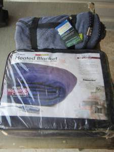 lot 121 image: travel blankets qty 2