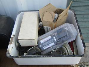lot 135 image: MISC ITEMS INCLUING WHEELS , METAL TUB